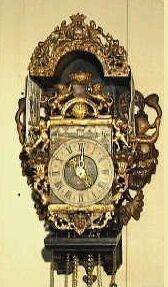 Groninger stoelklok met gestoken meerminnen op de achterplank.