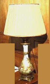 Staande bureaulamp met een beschilderde porseleinen voet.