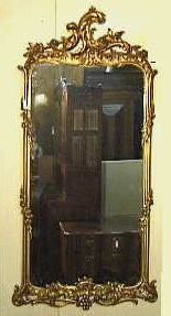 Rechthoekige staande spiegel met een drukbewerkte vergulde lijst (Louis XV).