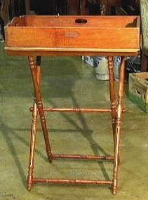 Houten rechthoekige linnenbak met een los staand schaarvormig houten onderstel.