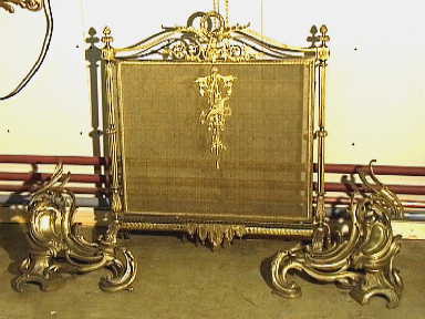 Messingkleurig metalen haardscherm.