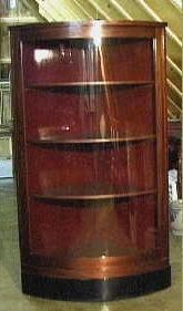 Kwartronde hoekkast met een kwartrond gebogen deur met glas.