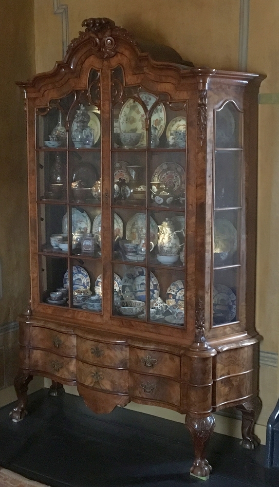 Porseleinkast van notenhoutfineer op eikehout met twee glasdeuren en vier legplanken.