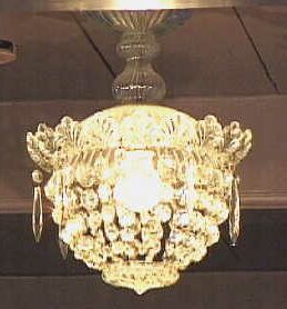 Kristallen bolvormige plafonniere samangesteld uit vele kristallen kralen.