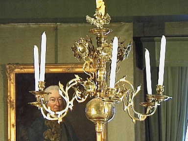 Geelkoperen kaarsenkroon met zes armen.