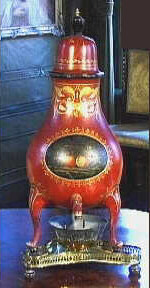 Beschilderde tinnen koffiekan met komfoor.