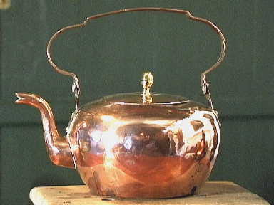 Kleine roodkoperen waterketel  met hengsel.