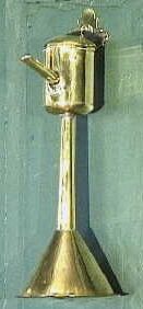 Geel koperen tuitlamp (zgn.