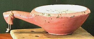 Rozerood gelakte houten nap met wit gelakte binnenzijde.