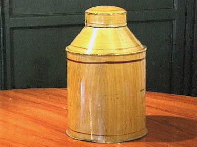 Geel gelakte blikken voorraadbus.