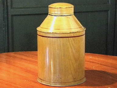 Geel gelakte blikken voorraadbus.