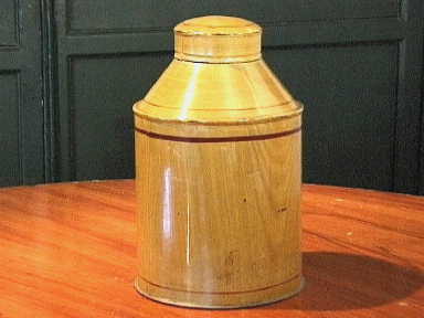 Geel gelakte blikken voorraadbus.