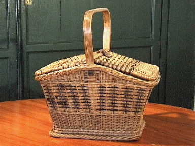 Rieten boodschappenmandje.
