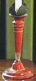 Rood verlakte tinnen kandelaar, oud nr.