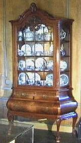 Kleine moderne porseleinkast , met (hier niet afgebeelde ) inhoud geschonken door mej.