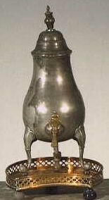 Tinnen kraantjeskan met koperen komfoor.