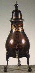 Grote peervormige, zwart verlakte tinnen kraantjeskan zonder komfoor.