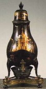 Grote peervormige, zwart verlakte tinnen kraantjeskan met komfoor.