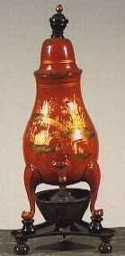 Rood verlakte kleine peervormige tinnen kraantjeskan met deksel en met koperen komfoor.