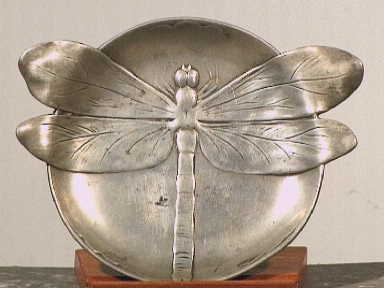 Tinnen schotel met insect.