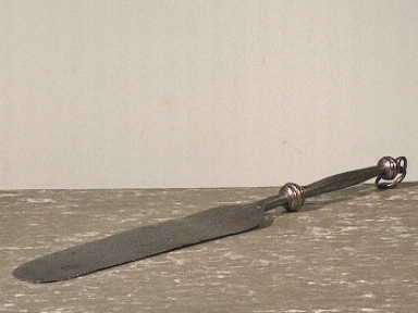 Platte langwerpige ijzeren spatel.