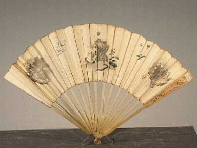 Vouwwaaier met in midden in grisailletinten een voorstelling van een Cupido bij een tuinvaas.