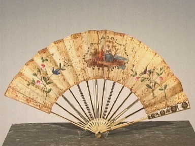 Vouwwaaier met centraal een voorstelling van een dame in een blauwe japon.