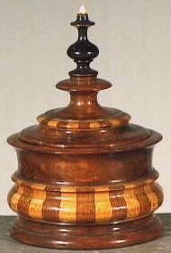 Ronde houten doos met houten deksel.