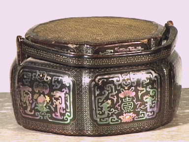 zes-kantige doos met hengsel en deksel.