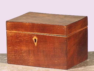 Rechthoekige donkerbruine houten dekseldoos voorzien van een slotje.