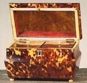 Rechthoekige houten dekseldoos voorzien van een slotje.