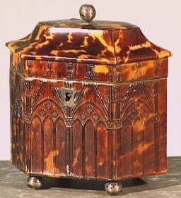 Zeshoekige houten dekseldoos voorzien van een slotje.