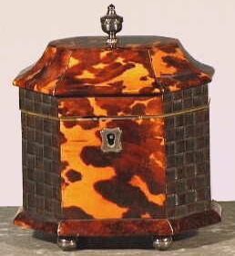 Achthoekige houten dekseldoos (theedoos) voorzien van een slotje.