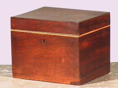 Rechthoekige donkerbruine houten dekseldoos voorzien van een slotje.