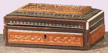 Rechthoekige donkerbruine houten dekseldoos voorzien van een slotje.