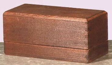 Rechthoekige donkerbruine houten dekseldoos.