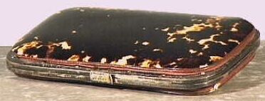 Zilveren dubbele sigarettenetui aan de buitenzijde bekleed met schildpad.