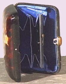 Een rechthoekig doosje met scharnier en sluitinkje.