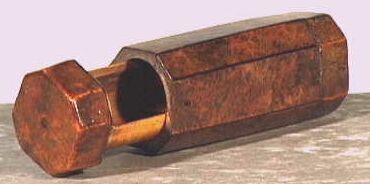 Achtkantig wortelnoten houten doosje met aan het dekseltje een cilindervormige schuiflade.