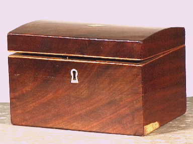 Rechthoekige donkerbruine houten dekseldoos met slotje.