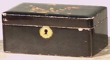 Rechthoekig zwart lakdoosje met slotje.