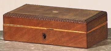 Rechthoekige bruine houten dekseldoos.