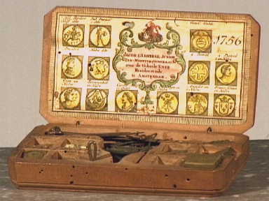 Rechthoekige bruine houten dekseldoosje.