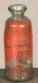 Geïriseerd glazen flesje met verzonken bodem.