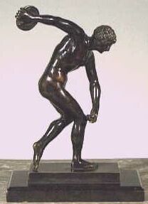 Zwart metalen beeld van een staande discuswerper.