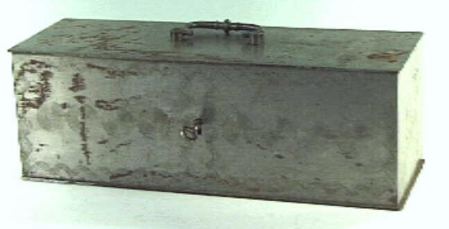 Blankstalen geldkist met slot en sleutel.