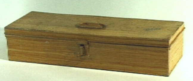 blikken doos met gele houtstructuur beschildering.