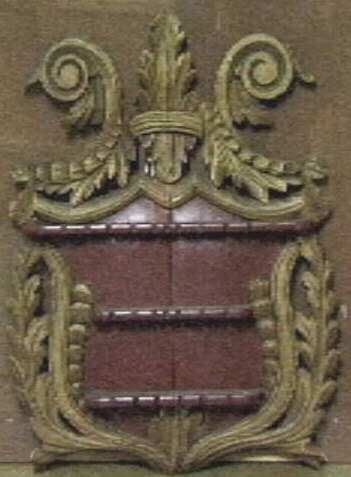 houten lepelrek met vergulde rand en rode binnenzijde.