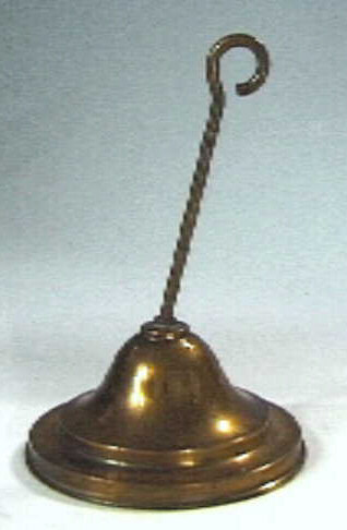 Messing (plafond)haak voor een kroonluchter met afschermkap.