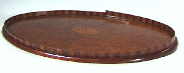 Ovaal houten dienblad met ingezette opstaande houten rand.